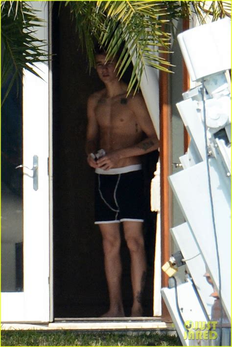 Justin Bieber Shirtless And Underwear Clad In Miami Photo 2800346