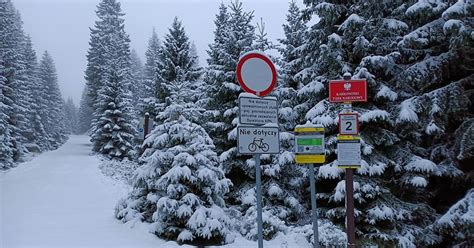 Zima w Karkonoszach Śnieg i lód na karkonoskich szlakach Podróże