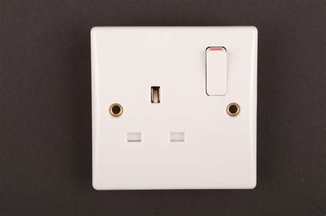 Dencon Slimline 13a Single Switched Socket Outlet To