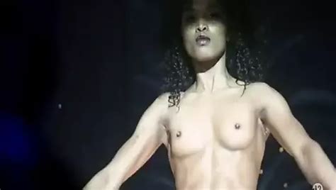 Sara Martins scène de nu sur scandalplanet com xHamster