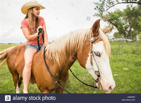 Junge Frau Reiten Ohne Sattel Auf Dem Pferd In Ranch Feld Bridger Montana Usa Stockfoto Bild