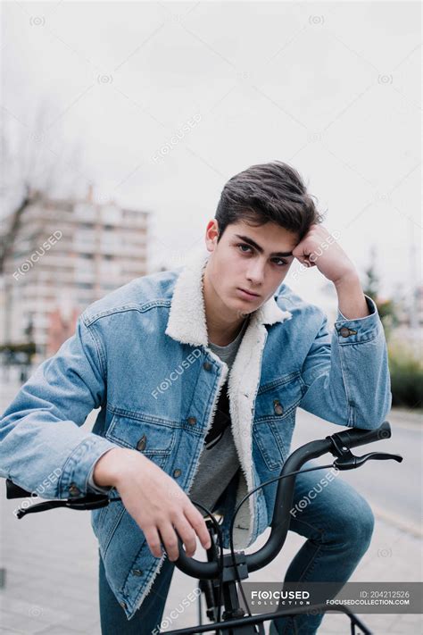Перевод слова teenager, американское и британское произношение, транскрипция, словосочетания, примеры использования. Young handsome teenager leaning on bike handlebar and ...