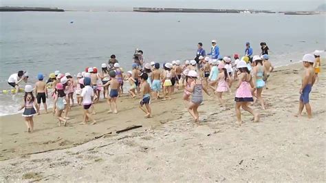 須磨海水浴場海開き、園児たちが海に突撃～！ Youtube