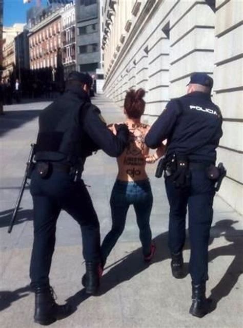 Activistas De FEMEN Protestan A Pecho Descubierto En Los Alrededores