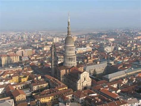 Novara da visitare conoscere e vivere con i suoi agriturismi, hotel, b&b, ristoranti e i suoi divertimenti, la sua arte e storia, italia da volare, turismo aereo. Boati uditi sulla città di Novara a causa del boom sonico ...