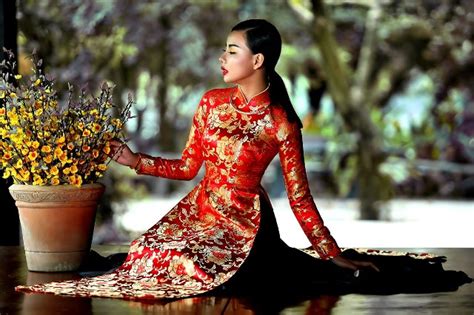 4 Ưu điểm của chiếc áo dài gấm dành cho người con gái Việt Tiệm Vải
