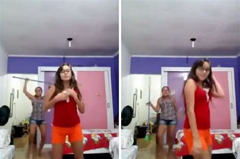 Video De Madre Bailando Con Escoba Atrás De Su Hija Atrapa
