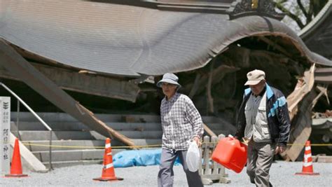 Gempa berkekuatan 7,3 magnitudo guncang jepang pada sabtu (13/2) malam. Air Suci Jadi Tumpuan Warga Usai Gempa Jepang : Okezone News