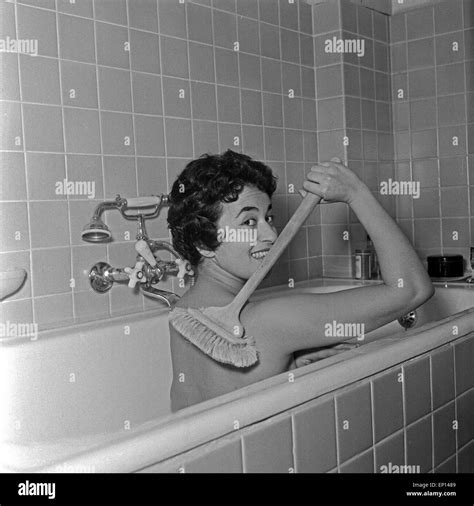 Deutsche Sitzt Im Badezimmer In Der Badewanne Deutschland 1950er Jahre German Sitting In A