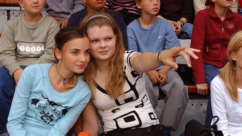 Du kannst schloss einstein bei netflix, amazon prime video, netflix kids legal im stream anschauen oder bei amazon video, maxdome store als download kaufen. Anne-Claire Clemens / Beziehungen | Schloss Einstein Wiki ...