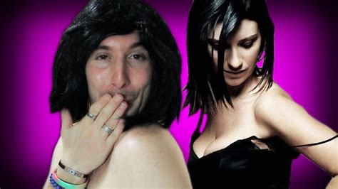 Laura Pausini hot nuda in concerto PARODIA - YouTube
