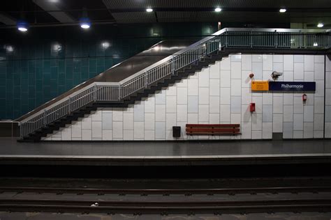Hierbei wurden die beiden deutschen konsumenten­kredit­einheiten von bnp paribas, von essen bank und consors finanz, unter der marke consors finanz zusammengeführt. Essen, U-Bahnhof "Philharmonie/Saalbau" (Bild: Sebastian ...