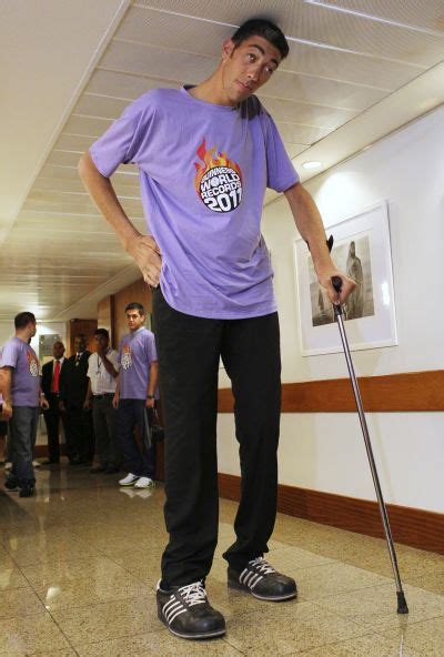 Soaring Love Worlds Tallest Man Finds His Match News