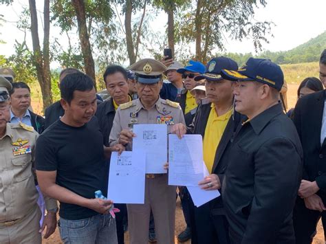 ขอให้วินิจฉัยตามรัฐธรรมนูญมาตรา 82 วรรคหนึ่ง และมาตรา 170 วรรคสาม ประกอบมาตรา 82 ว่าสมาชิกภาพ ส.ส.ของ ร.อ.ธรรมนัส พรหมเผ่า สิ้นสุด. 'ธรรมนัส' รับมอบเอกสารคืนสิทธิที่ดินฟาร์มไก่ 'ปารีณา' ให้ ...