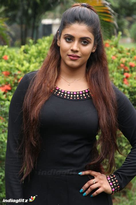 Iniya Photos Tamil Actress Photos Images Gallery Stills And Clips