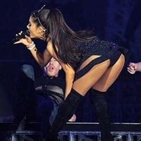 Ariana Grande Shows Off Her Nude Ass