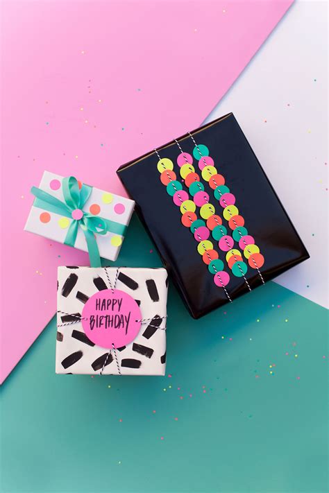 Here you'll find 25 examples of beautiful and clever diy birthday cards. FUN GIFT WRAP IDEAS USING A HOLE PUNCH - Tell Love and Party