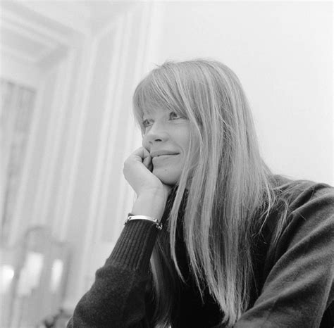 The singer françoise hardy was placed in a coma in 2016 by doctors who feared she might never against all odds, ms. Photographs of Singer Françoise Hardy in London - Flashbak