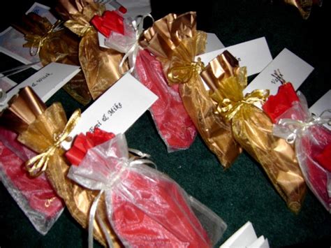 Well, if you too are going to attend the wedding of a loved one in the near future, then we have a brilliant list for you. Indian Wedding Gifts For Bride