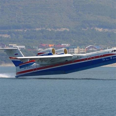 На настоящий момент там действуют три пожара. Многоцелевой самолет-амфибия Бе-200. - Российская авиация