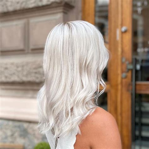 Quelle routine adopter pour mes cheveux blancs / gris