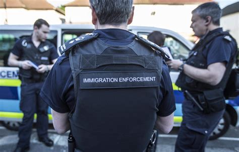 how many illegal immigrants are in the uk
