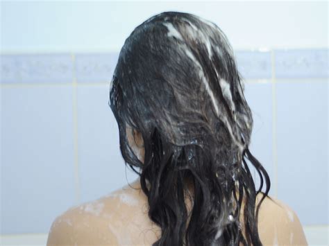 Hydrogen peroxide is an ingredient that is included in most commercial hair dyes. How to Lighten Your Hair | Diy highlights hair, Lemon ...