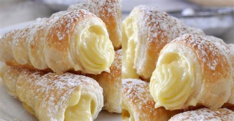 They consist of crunchy fried cylinders filled with ricotta cheese, sugar and, depending on the version, chocolate. Crisp and Buttery Italian Cream Filled Cannoncini - Recipe ...