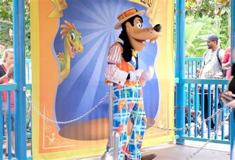 Video Goofy And Pluto Sport New Looks For Their Meet And Greets At