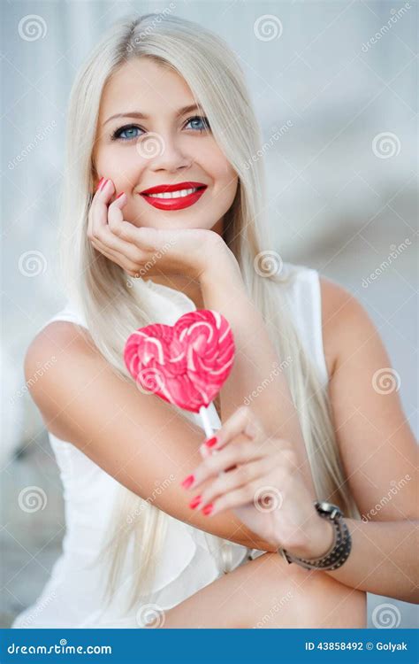Jeune Femme Blonde Sexy Avec La Lucette En Forme De Coeur Photo Stock