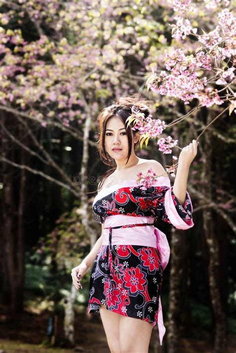 Asiatisk Sexig Kvinna Med Den Japanska Kimonot Arkivfoto Bild Av