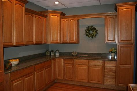 Matching maple kitchen cabinets with your kitchen setting paint ideas for kitchen with maple cabinets - Google Search | Maple kitchen cabinets, Kitchen ...