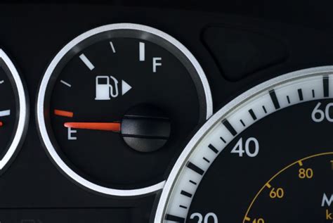 Lambang spanar di meter kereta (rojak man). 4 Maksud Sebenar Tanda 'E' Pada Meter Minyak Yang Ramai ...