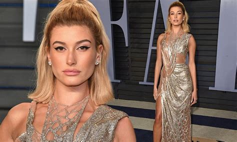 Hailey Baldwin Looks Glamorous In A Chainmail Gown At Oscars Party Daily Mail Online