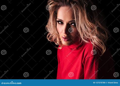Portrait De Femme Blonde Sensuelle En Agrostide Blanche Photo Stock Image Du Personne Fille