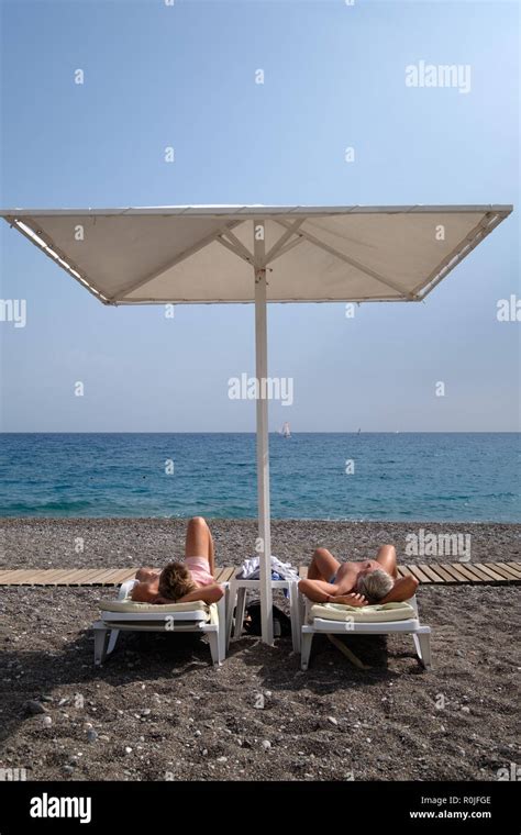 Men Sunbathing Hi Res Stock Photography And Images Alamy