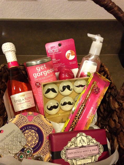 This birthday gift is suitable if you have a lady boss in your office. Boss's Day Gift Basket! -AC | Bosses day gifts