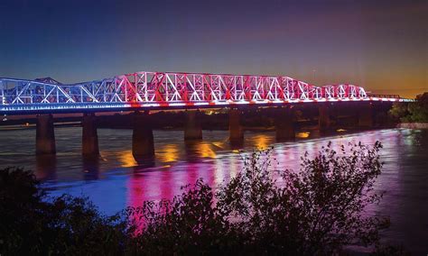 A Nightly Light Show On The Mississippi River Is A Sight To See We