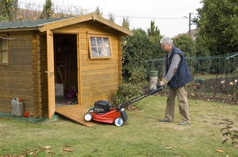 Électriques, manuelles, solaires ou encore… poilues ! Hivernage du matériel de jardin : Comment faire ? | Blog jardin