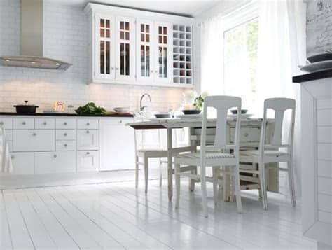 Es posible poner suelo laminado en la cocina, simplemente elija el suelo correcto y con una alta demanda de los amantes del efecto de la madera para instalar un suelo laminado en la cocina, se. Suelo de Madera Blanco en la Cocina - Decoracion.IN