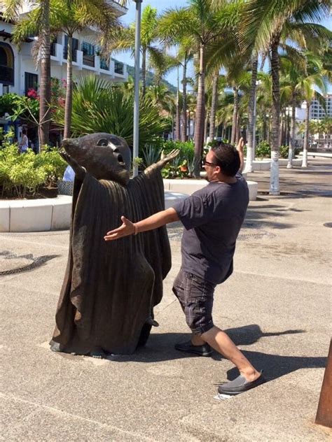 People Having Fun With Statues 30 Photos Funny Things