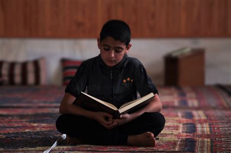 A Child Reads The Holy Quran In One Of The Mosques Of The City Of Nawa