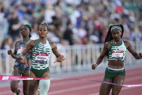 gabby thomas holds off sha carri richardson to win the 200 at the us track and field