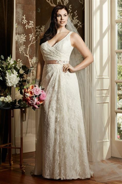 While plus size hourglass bodies possess slim waists even during a weight gain (and only rarely transform into an apple shape), they're not to dress a petite hourglass figure, go for vertical stripes and patterns. 20 Gorgeous Plus Size Wedding Dresses