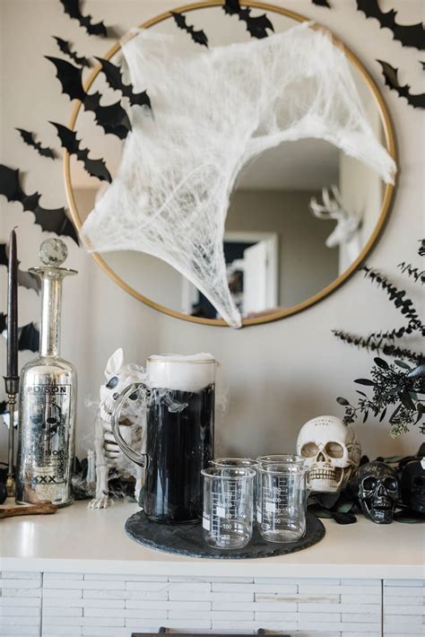 Chic And Sophisticated Halloween Party Décor — Homebnc