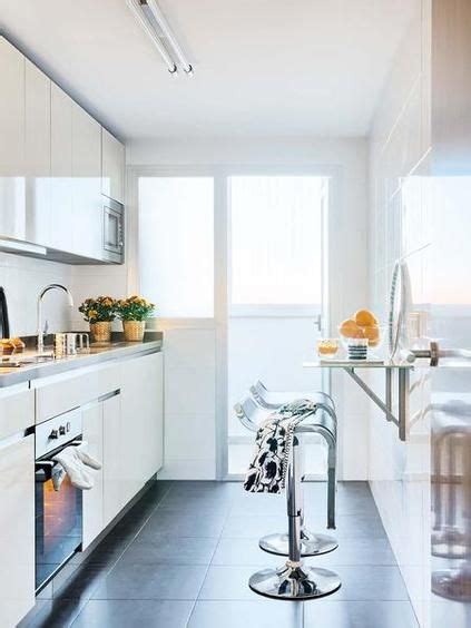 Cocina moderna estilo nórdico en forma de u abierta al pasillo con dekton aura. Tendencia en Decoración de Cocinas 2018 Elegantes y ...