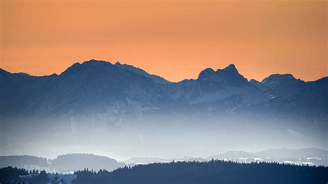 Download Sunset Mountains Haze Horizon Dusk 1366x768 Wallpaper