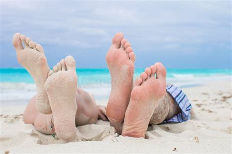 Sluit Omhoog Mannelijke En Vrouwelijke Voeten Op Wit Zand Stock Foto Image Of Deel Blootvoets