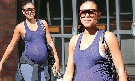 Kevin Hart S Wife Shows Off Pregnant Belly In La Daily Mail Online