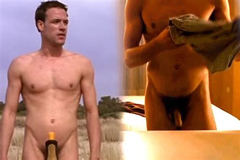 El actor Daniel Grao desnudo enseña el pene en Reprimidos Fotos